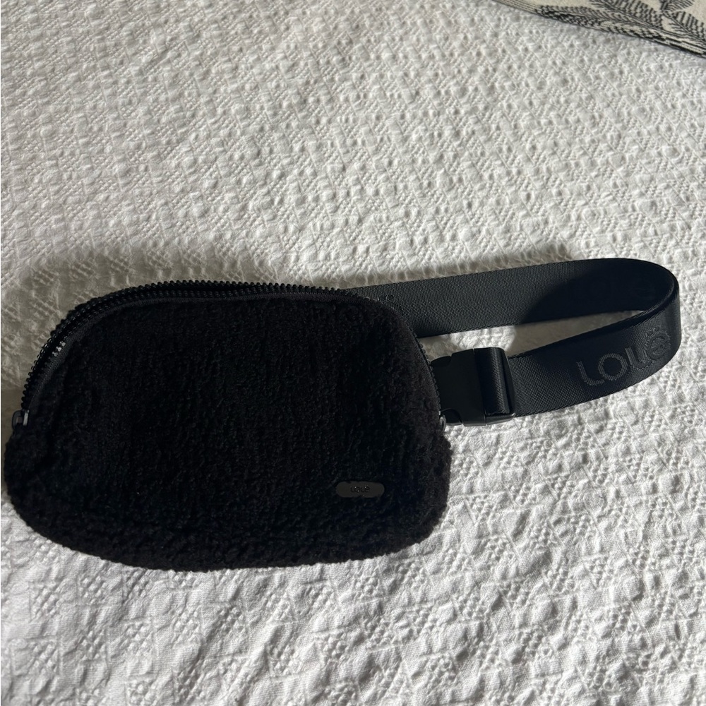 NWOT Lolë Sherpa belt bag